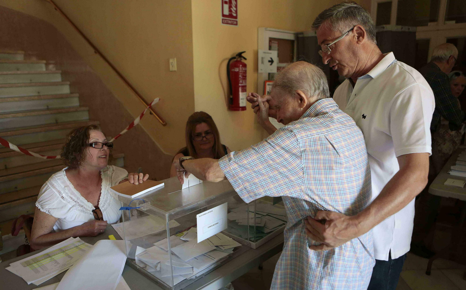 Un anciano vota en las elecciones de este 26 de mayo de 2019.