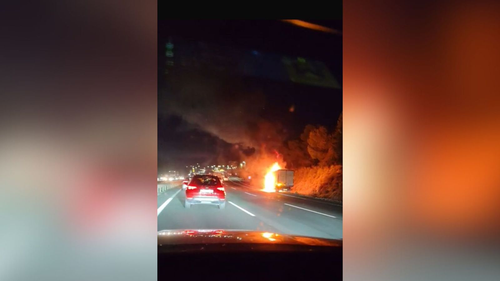 Una furgoneta ardiendo en la A7 a la altura de Arroyo de la Miel