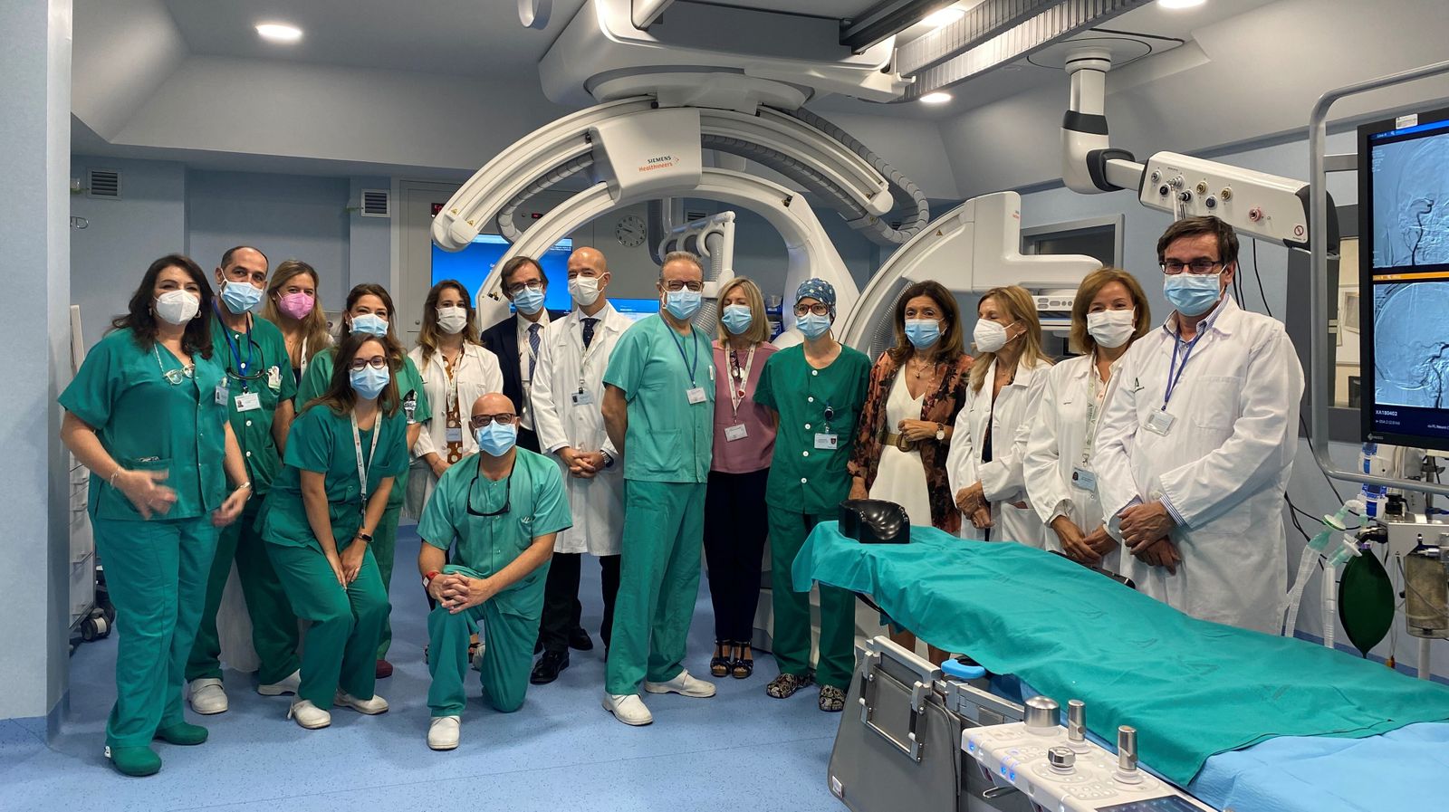 Equipo de profesionales, en el nuevo quirófano biplano del Reina Sofía.