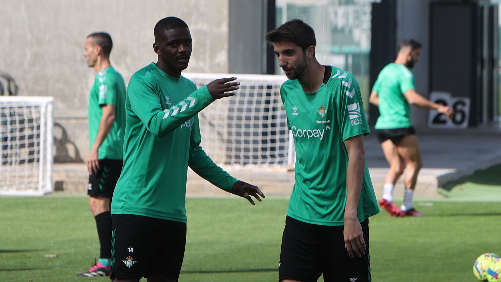 Édgar dialoga con William Carvalho durante un entrenamiento.
