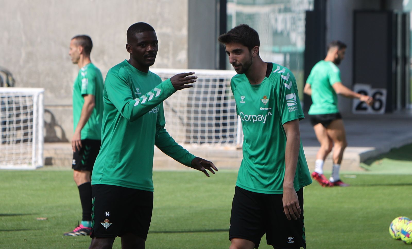 Édgar dialoga con William Carvalho durante un entrenamiento.