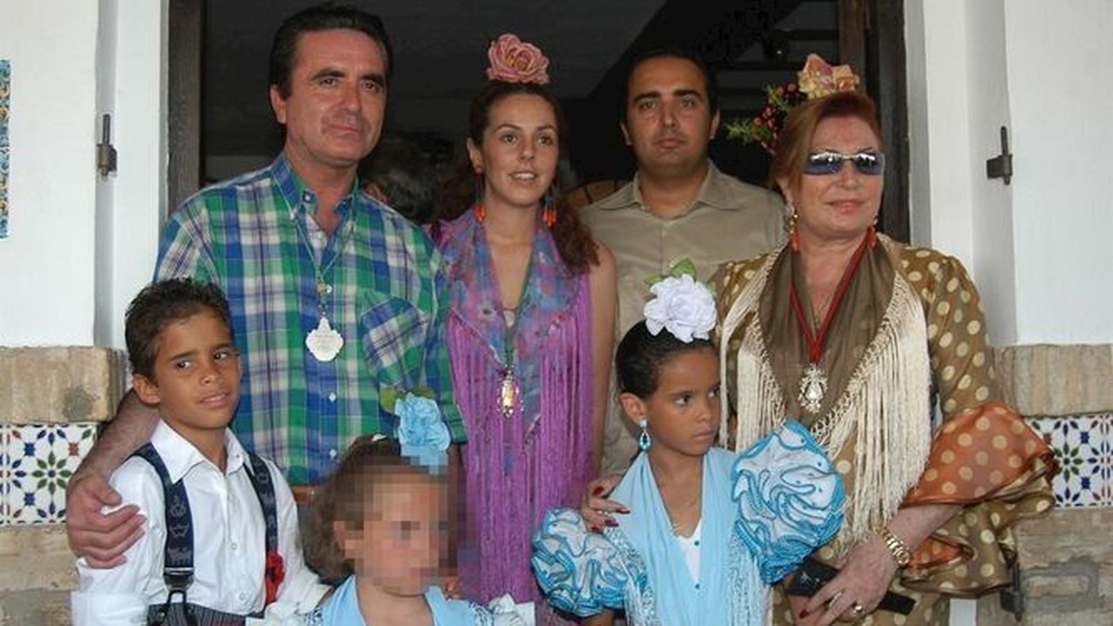 Rocío Jurado con José Ortega Cano, sus hijos, su yerno y su nieta Rociíto, entonces una niña.