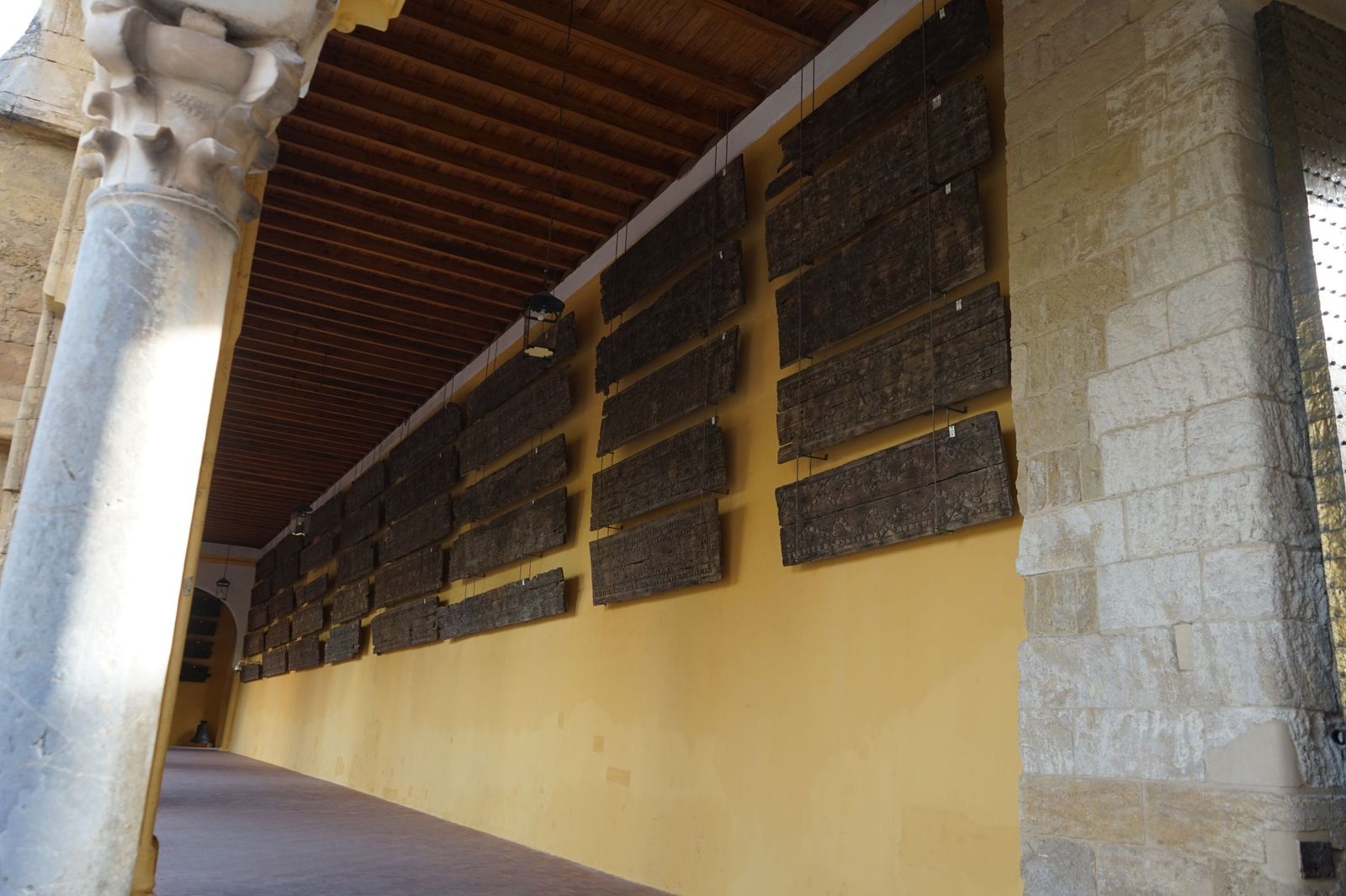 Vigas de madera de la Mezquita-Catedral que se exhiben en el patio de los Naranjos.