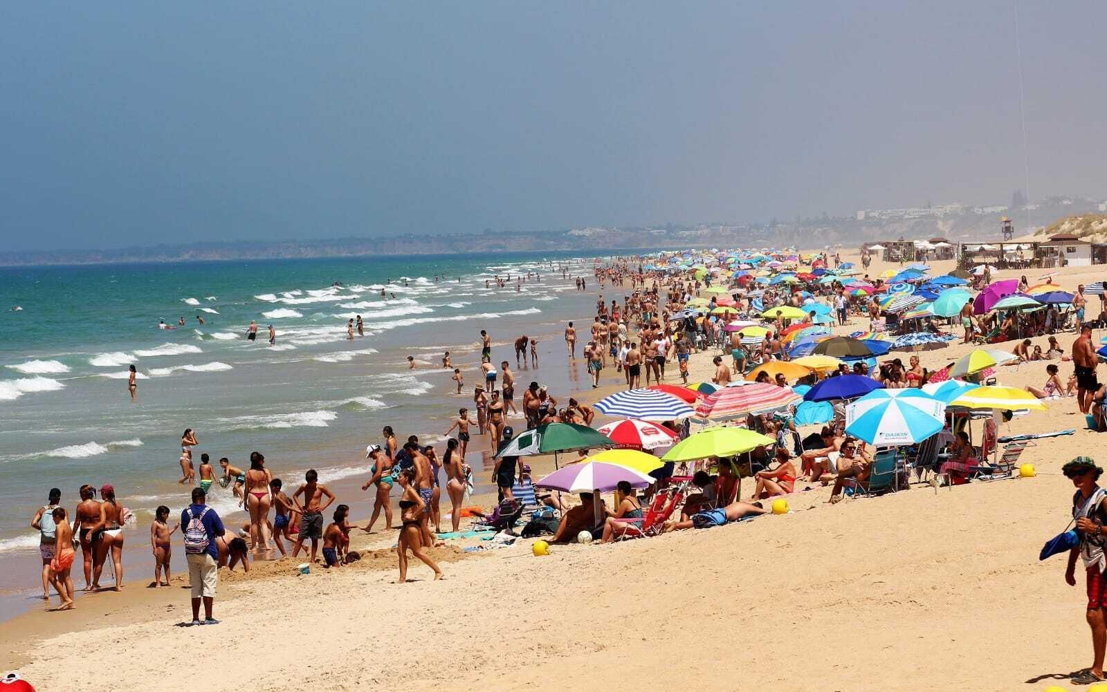 Así están las playas de Conil y El Palmar este verano