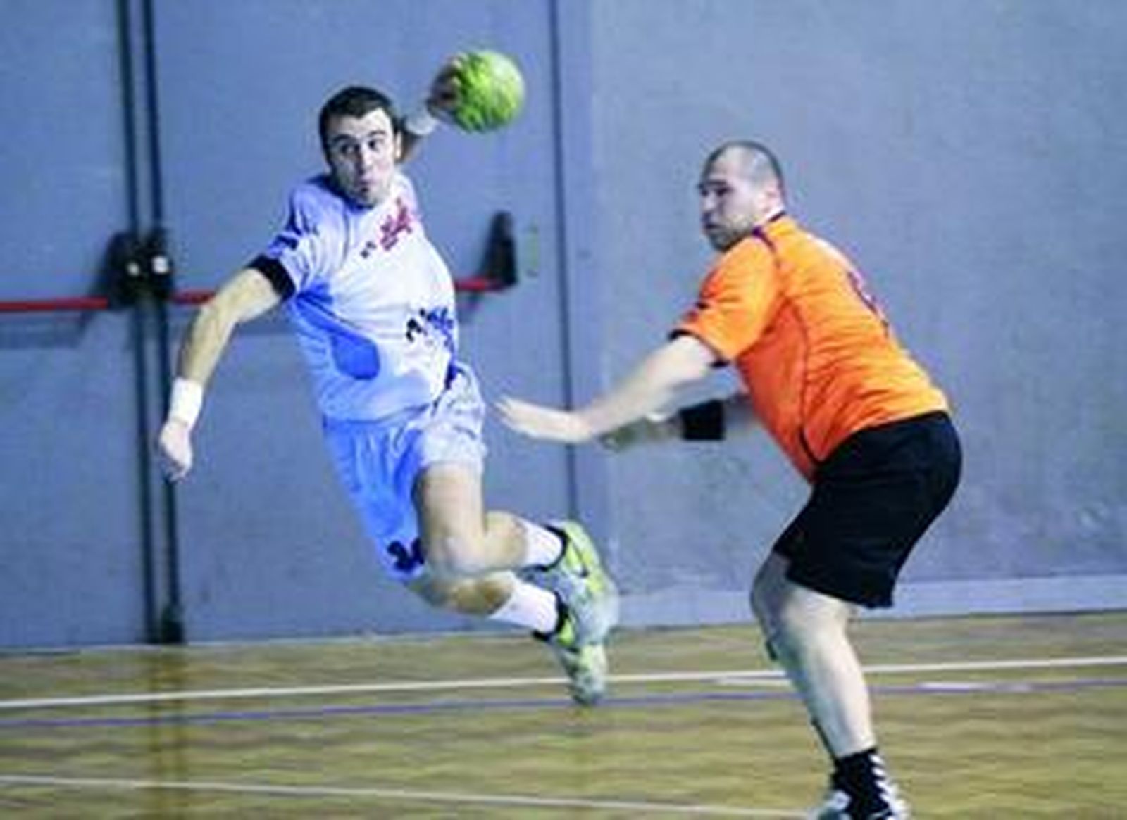 Hoyos lanza a puerta una vez superado su defensor.