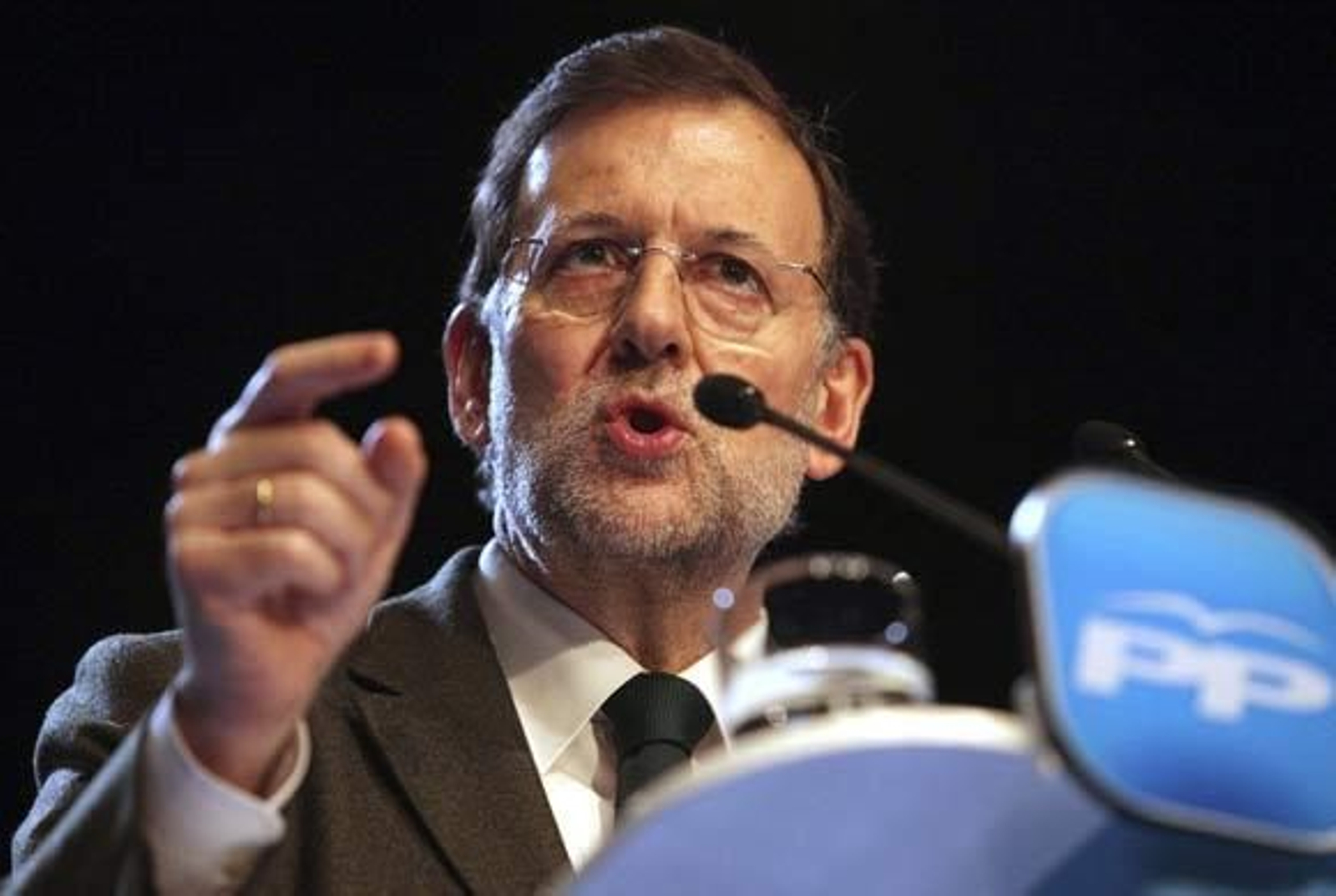 Rajoy acusa a Mas de no tener "cuajo ni agallas" para afrontar la crisis económica