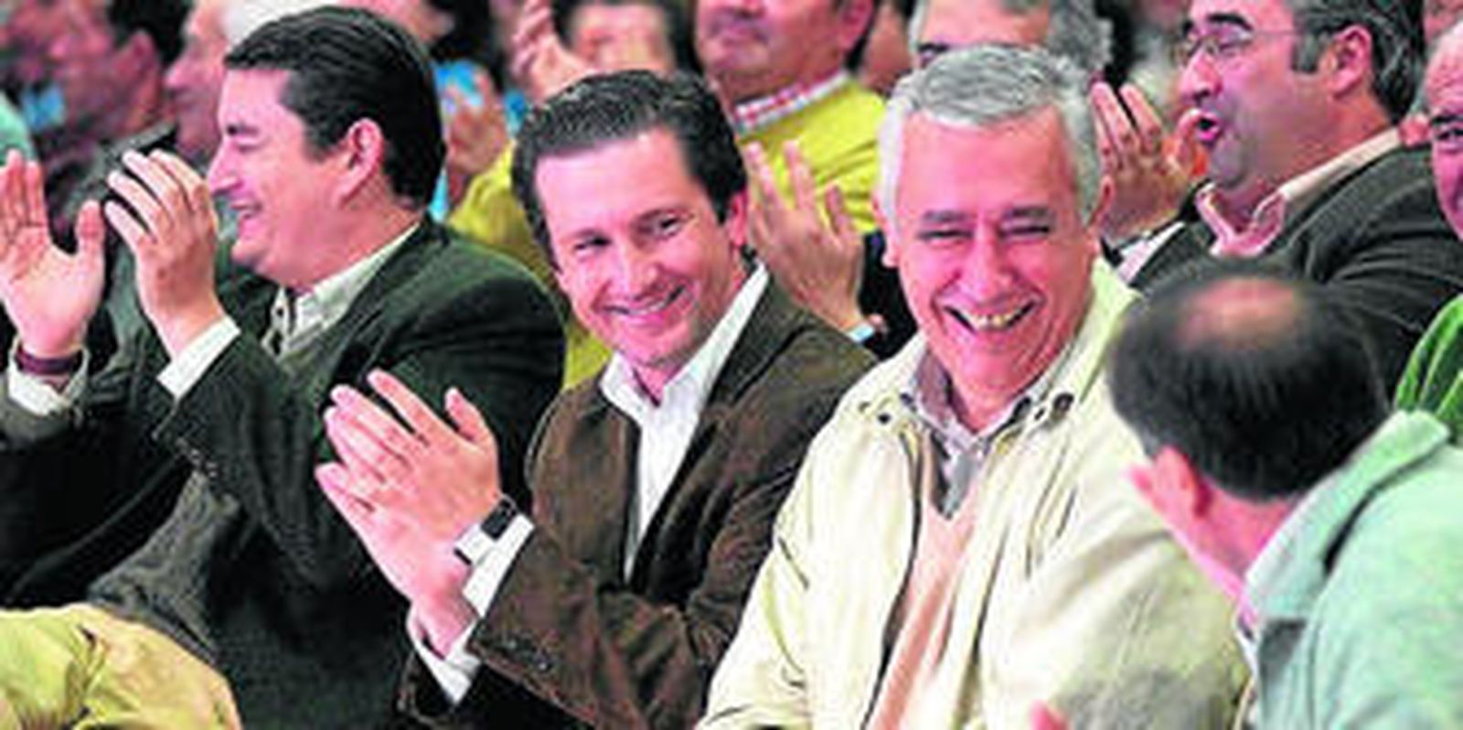En el centro, José Ramón Gómez Cueli, junto a Javier Arenas.
