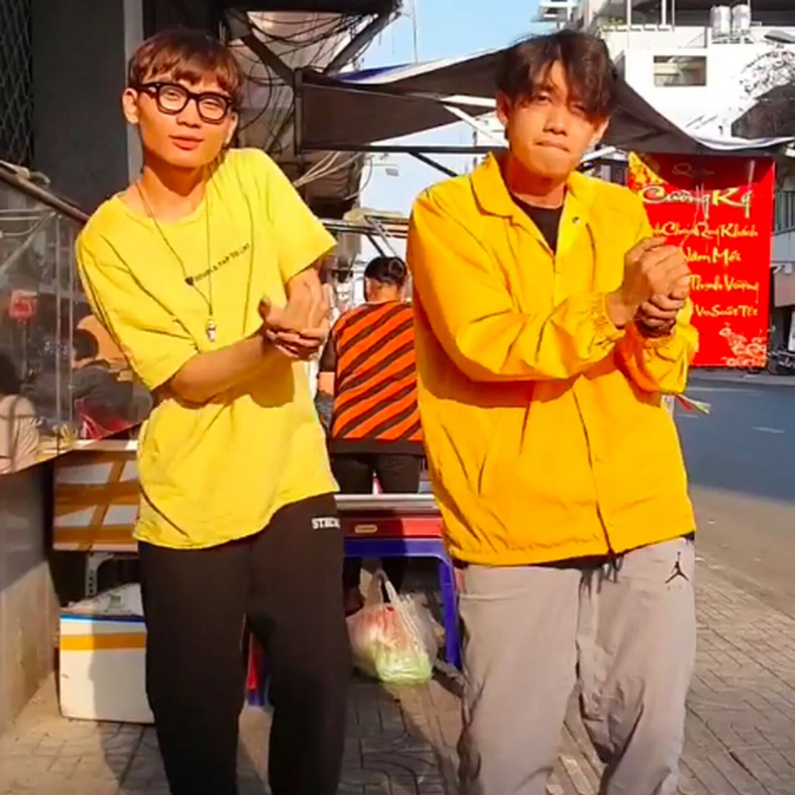 El bailarín Quang Dang y un amigo muestran cómo lavarse las manos con un baile.