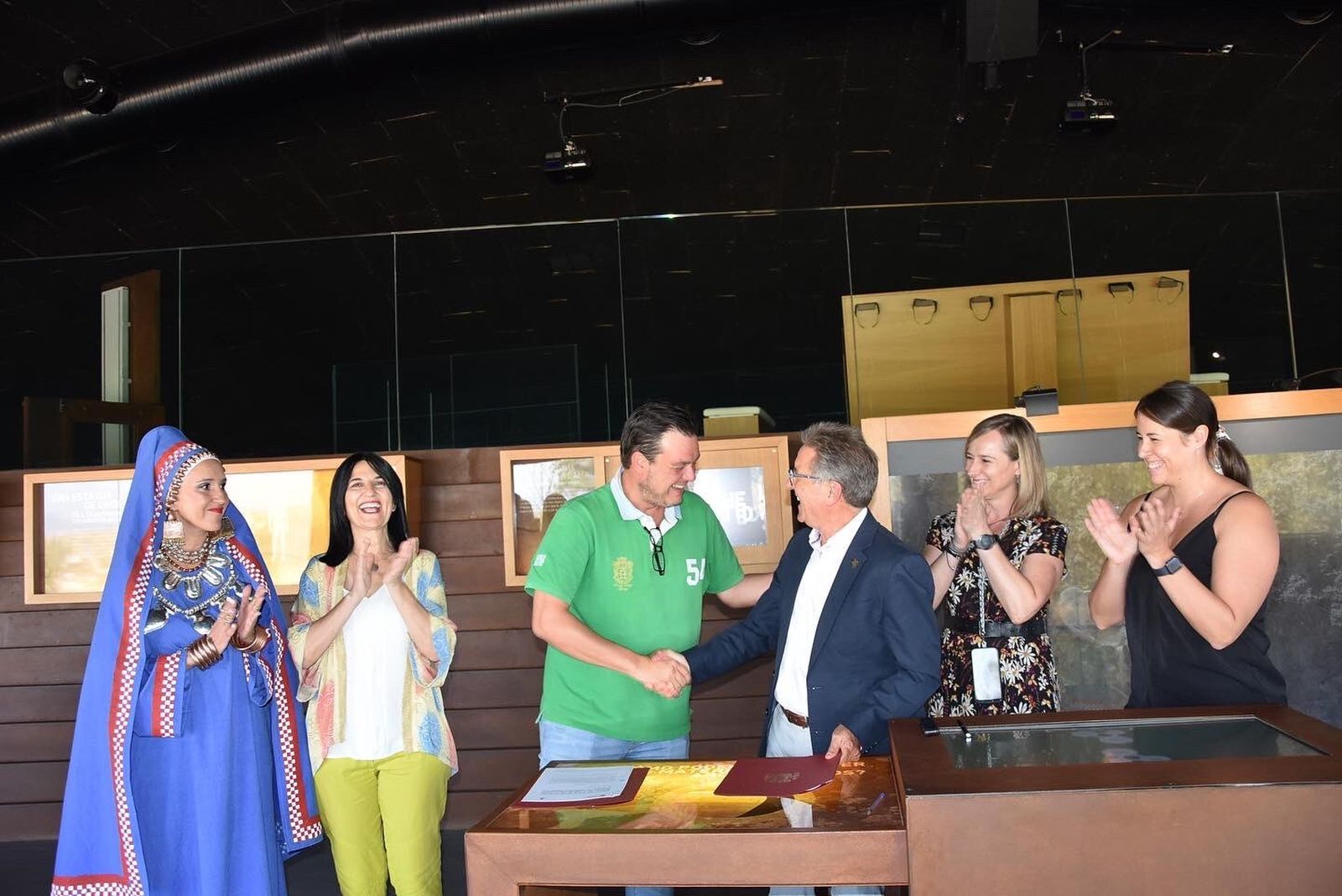 Momento de la firma del convenio entre el Gobierno y Baza