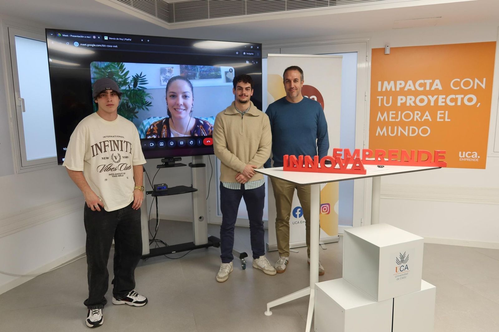 Juan Carlos Pazo, Julio Luque, Alberto González y Rocío Montoya (en la pantalla) son los impulsores de estas iniciativas.