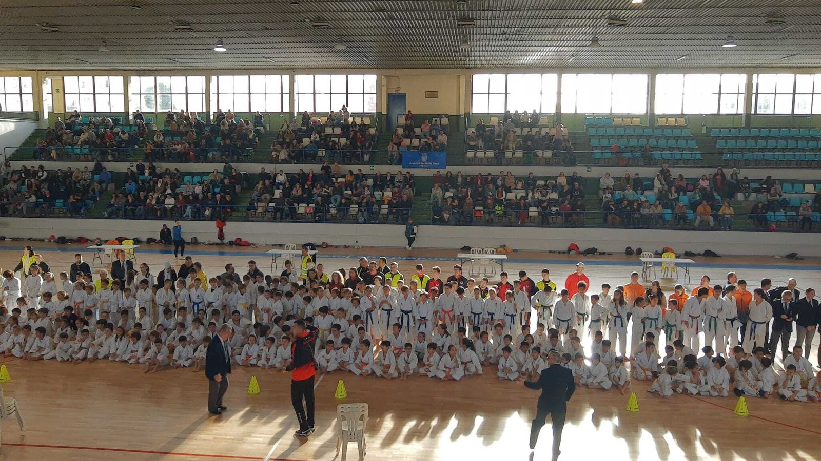 Foto de familia de los participantes en el evento.