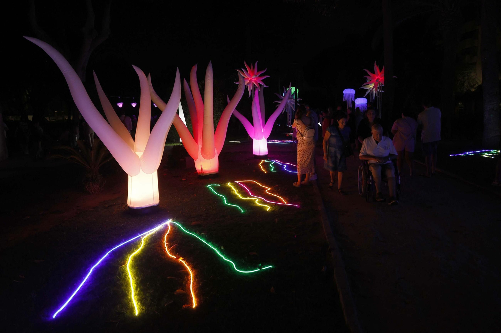 Fotos de los jardines mágicos de la Noche en Blanco de La Línea