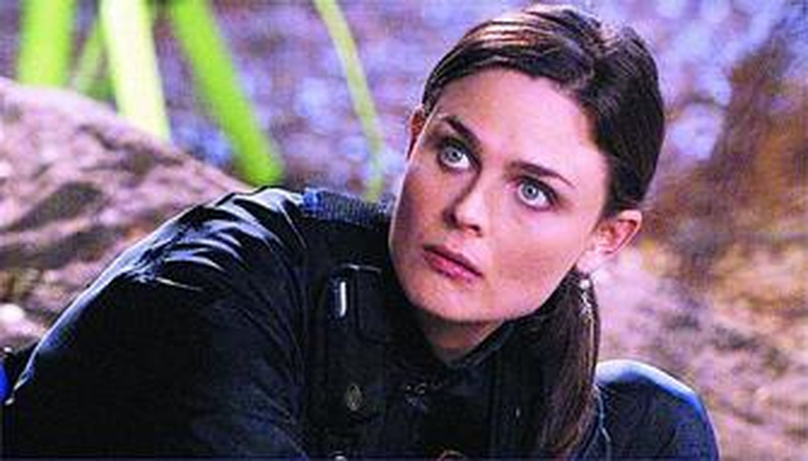 Emily Deschanel es la doctora Brennan, experta en huesos.
