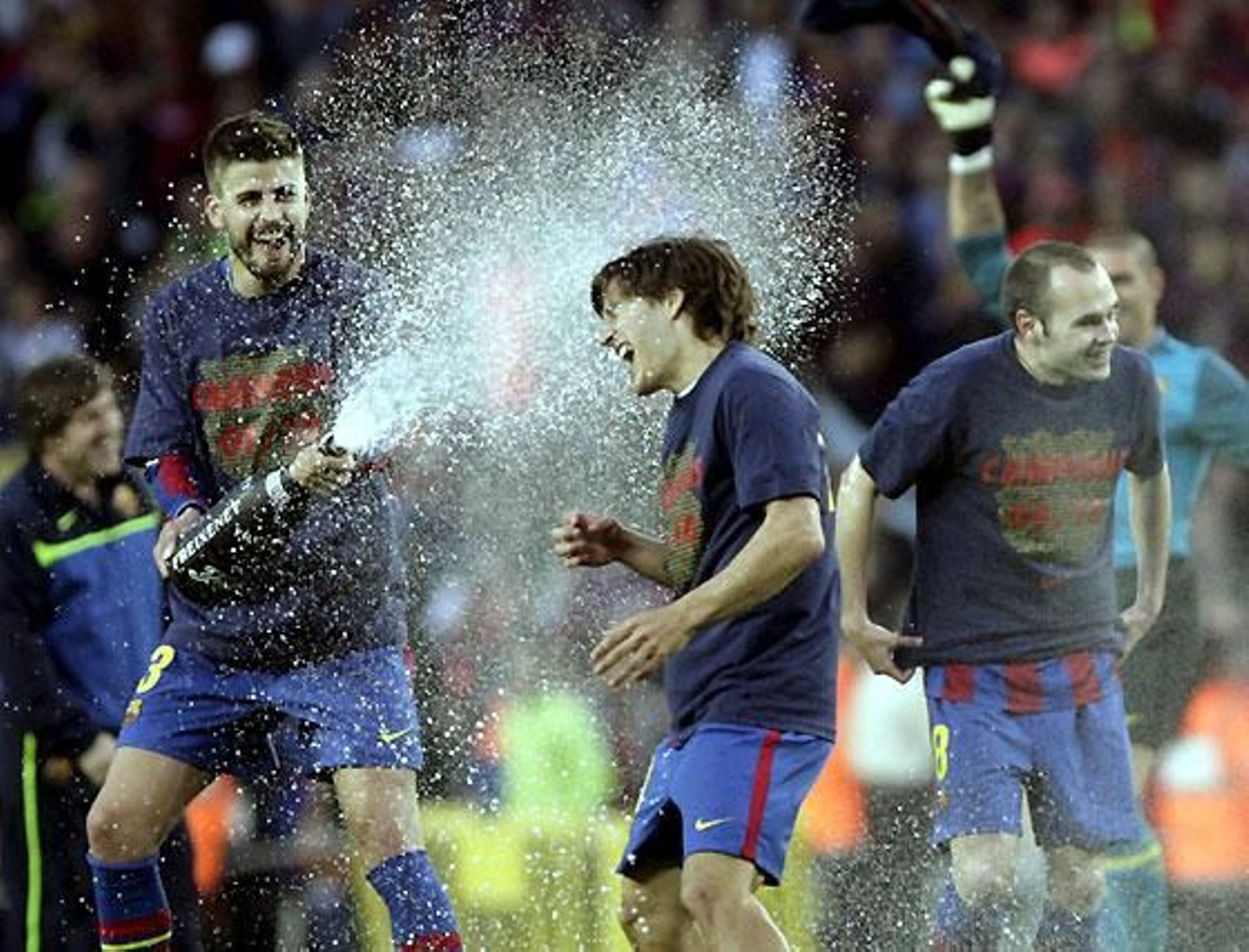 El Barcelona cumplió los pronósticos y con su goleada (4-0) ante el Valladolid en el Camp Nou logró el título de Liga.

Foto: EFE / Reuters / AFP Photo