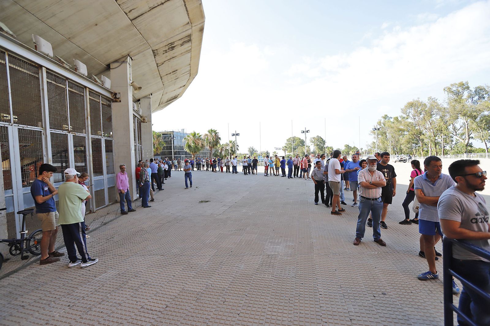 Largas colas en el Nuevo Colombino para las entradas del partido ante el Cacereño
