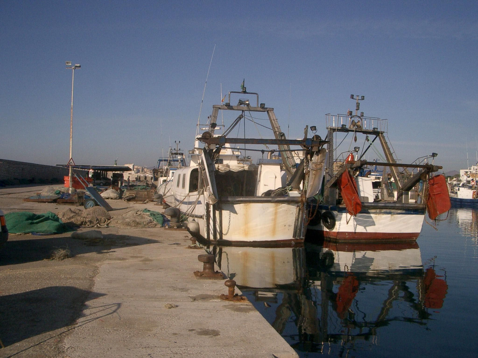 Barcos atracados en el puerto La Caleta de Vélez.