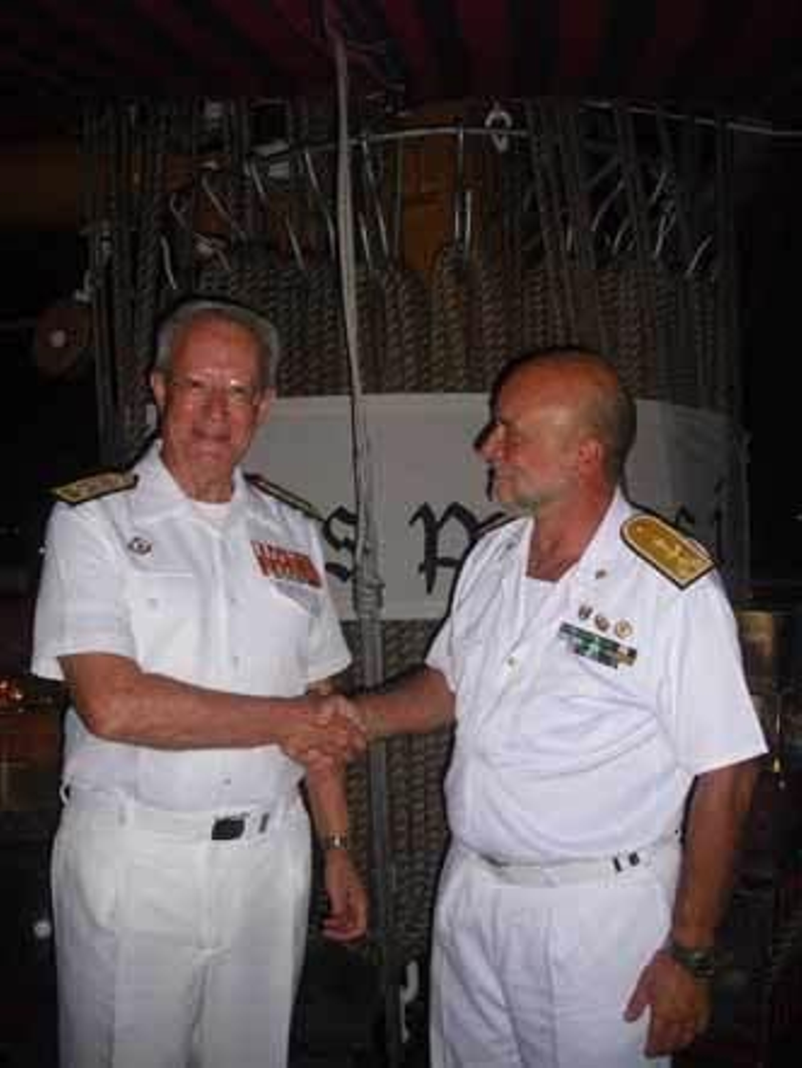 El almirante de la Flota Española, Juan Carlos Muñoz-Delgado Díaz del Río junto al almirante de la Flota Italiana, Luigi Binelli Mantelli.  Foto: Gema Amil