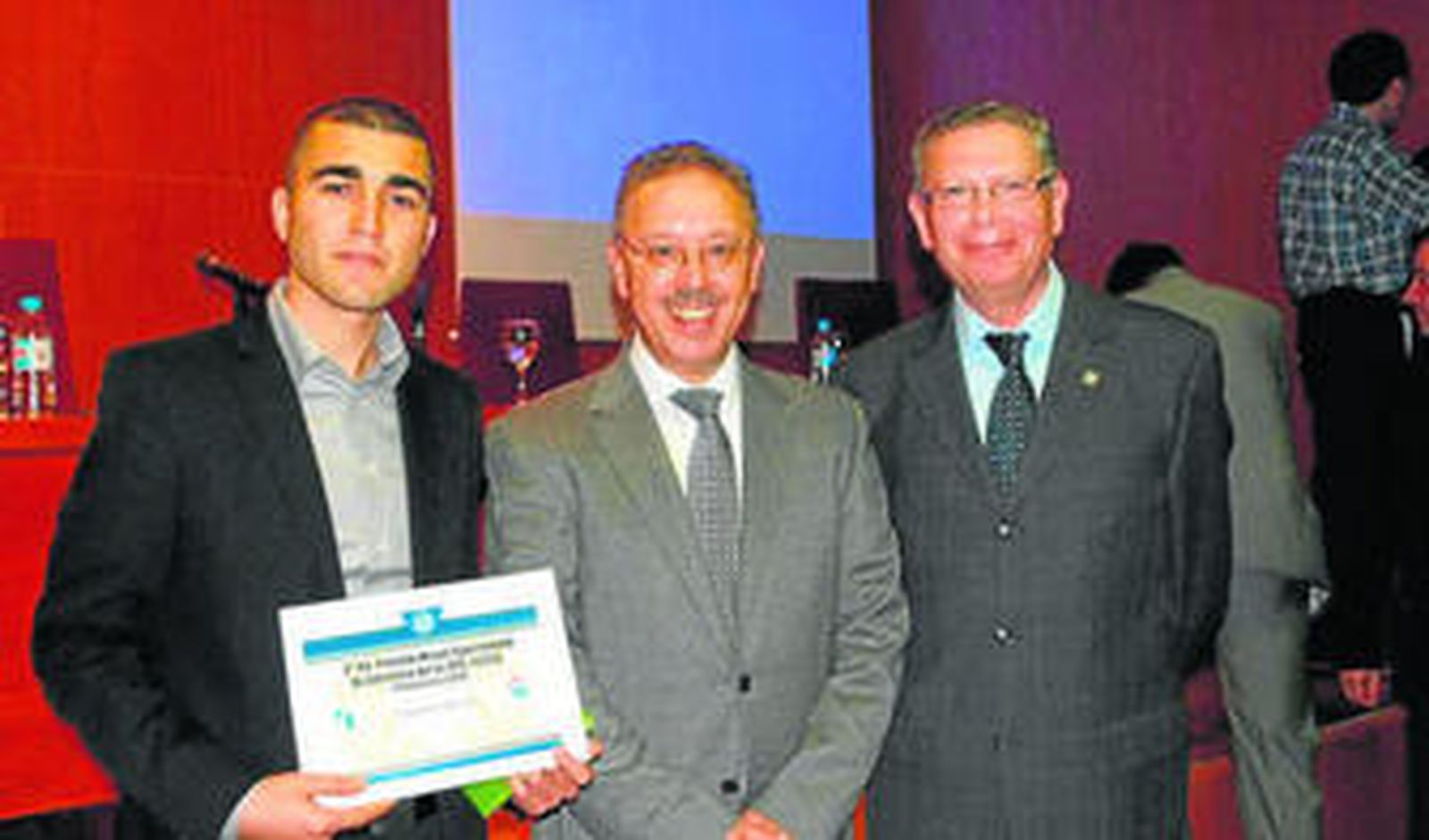 El estudiante Ouassim Zeriouh, junto al cónsul de Marruecos y el vicerrector de Investigación de la UAL.