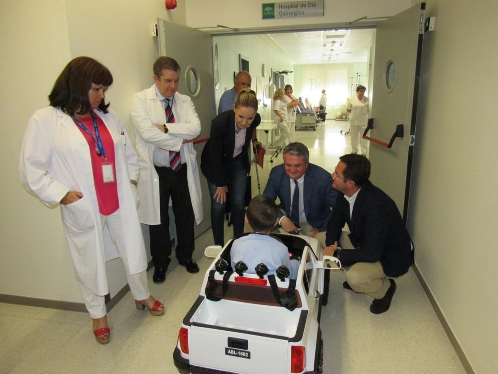 Uno de los pequeños de pediatría estrena el coche.