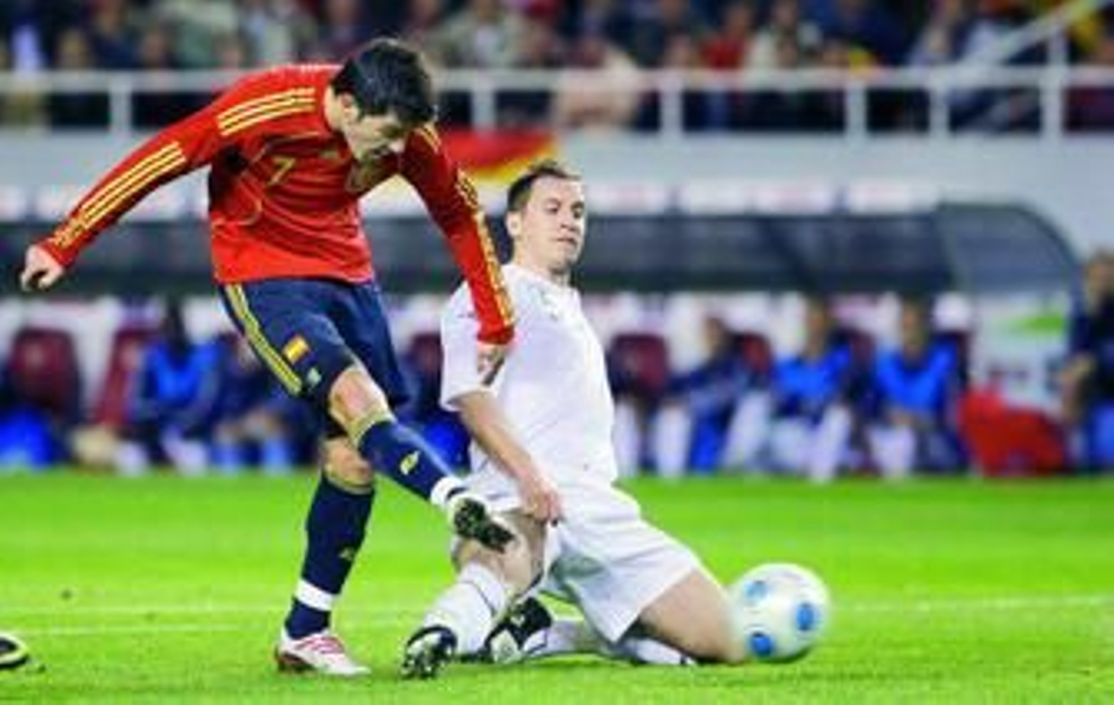 David Villa chuta a puerta para lograr el primer gol ante la oposición del inglés Phil Jagielka.