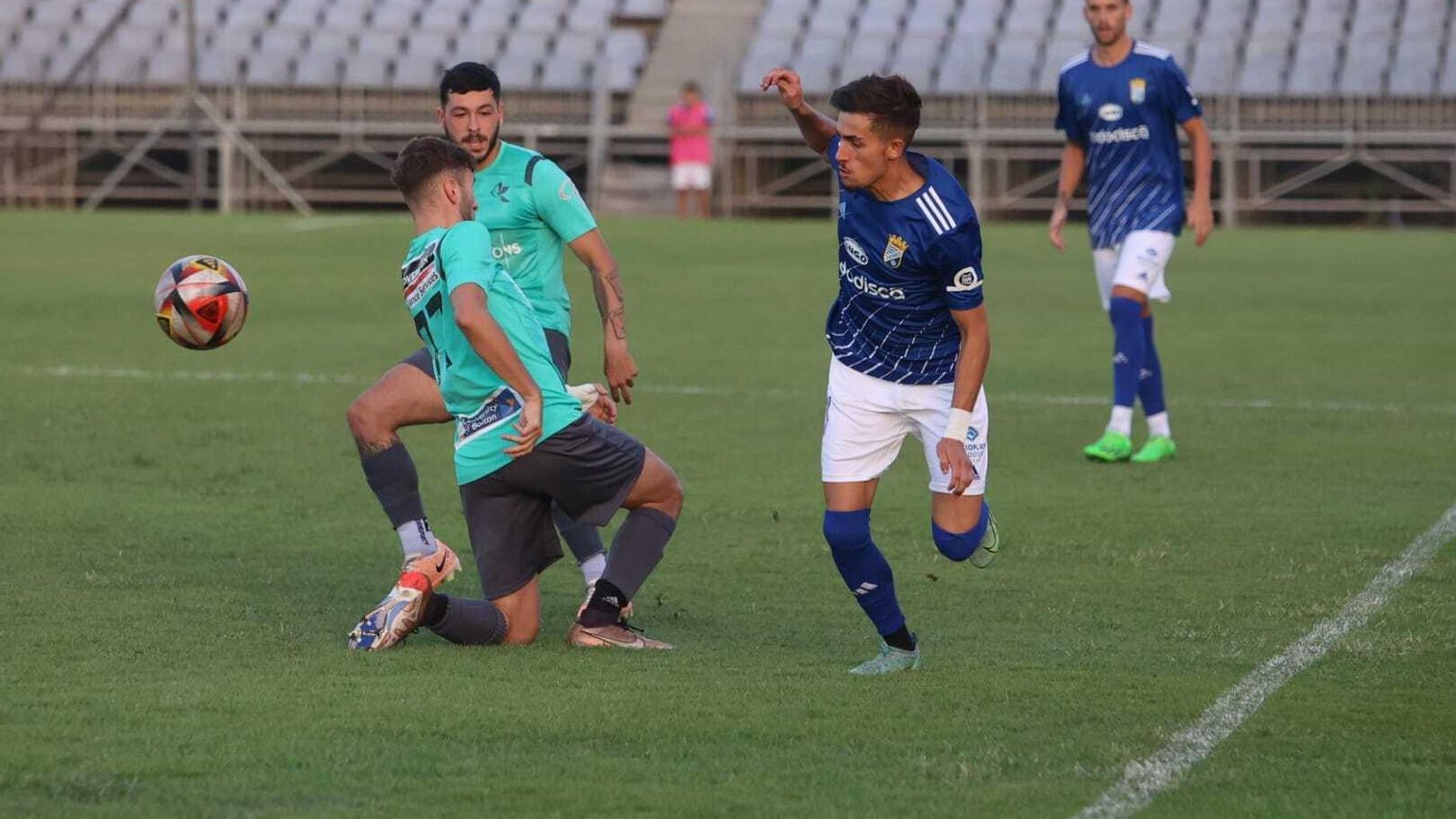 Del Río, al fondo, sigue con la mirada una acción de Perotti.