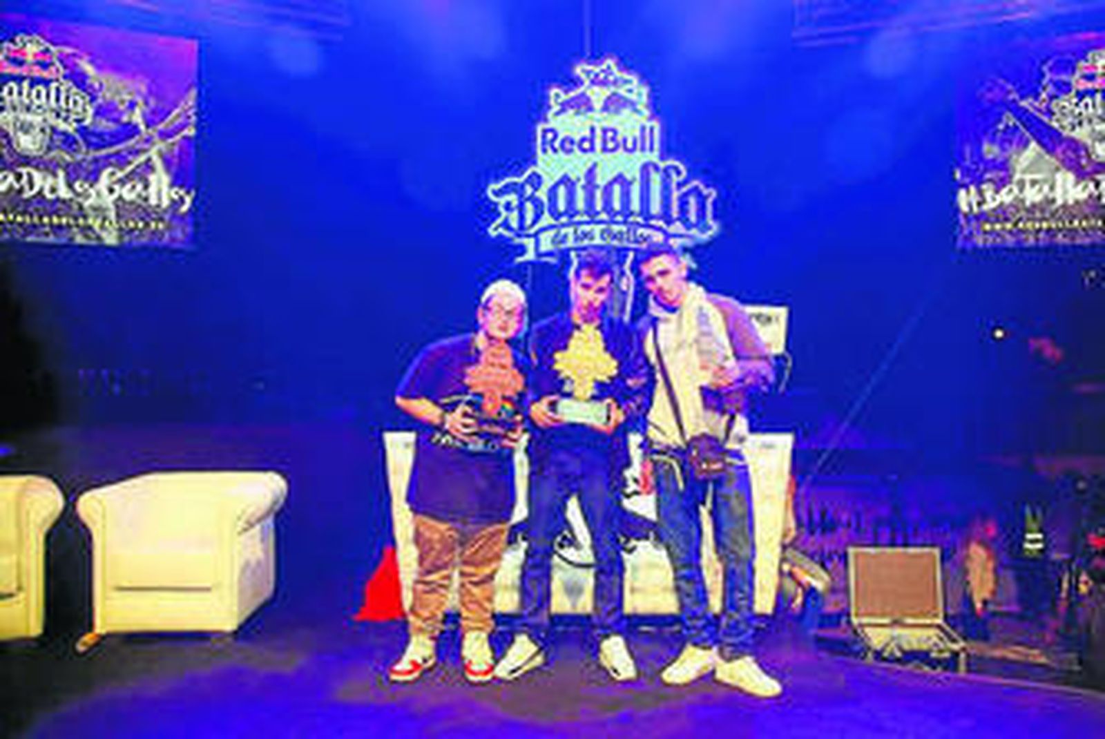 Los tres primeros clasificados en la batalla de gallos del sábado.