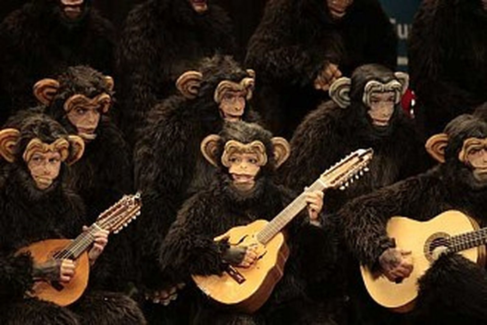 Amancio le toma las medidas a un Falla vestido con la falseta de Guimerá