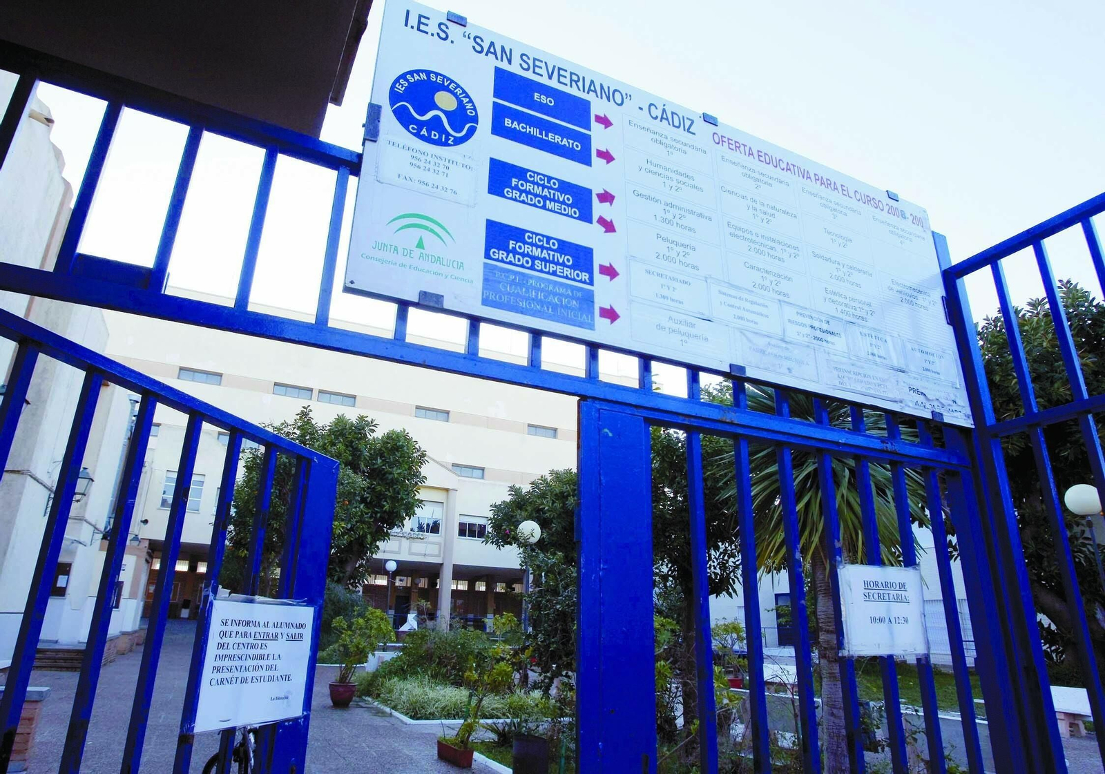 Puerta de entrada del IES San Severiano, en Cádiz.