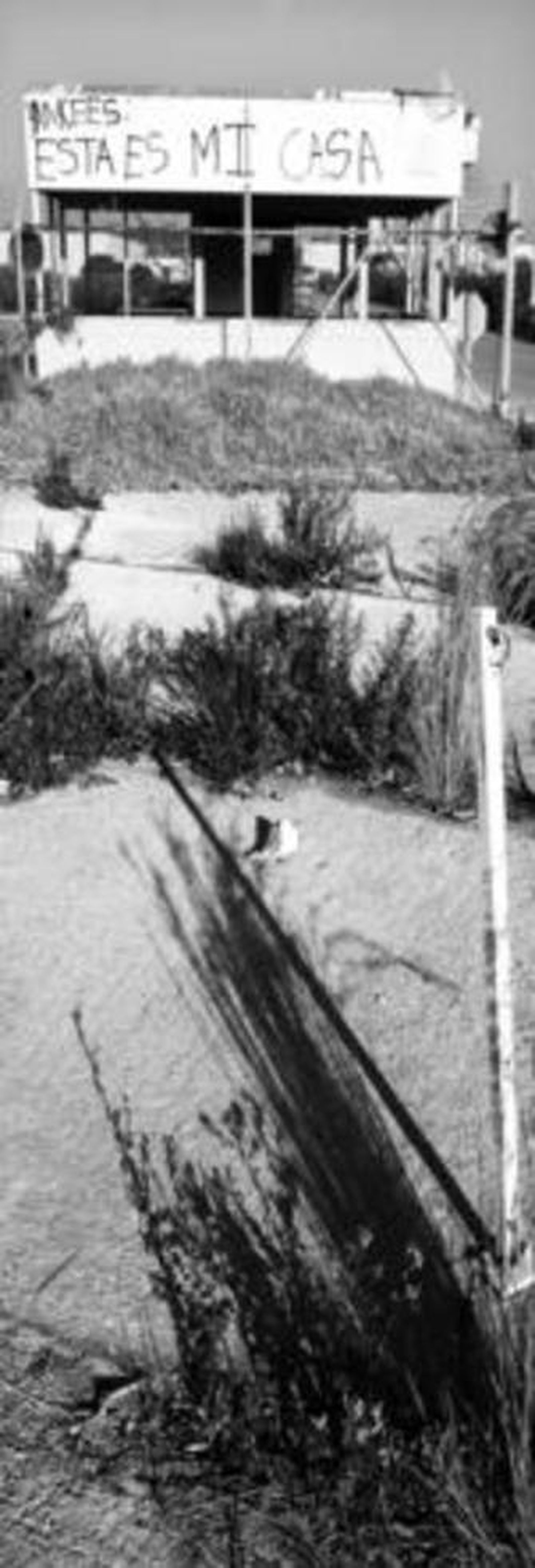 Solitario aspecto de la entrada a la antigua factoría de Delphi.