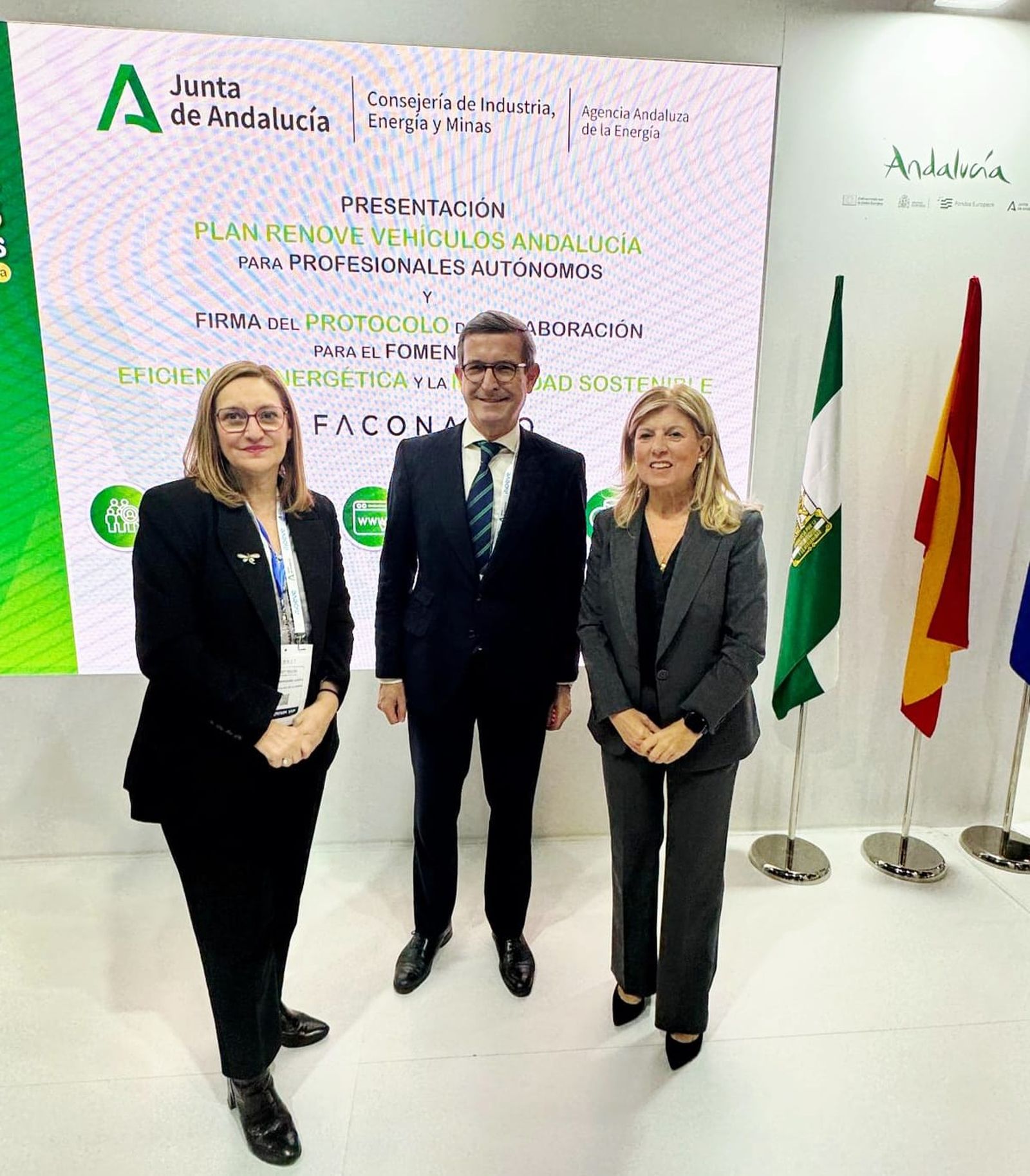 De izquierda a derecha, la directora gerente de la Agencia Andaluza de la Energía, Natalia Márquez; el consejero de Industria, Energía y Minas de la Junta de Andalucía, Jorge Paradela; y la presidenta de Faconauto, Marta Blázquez.