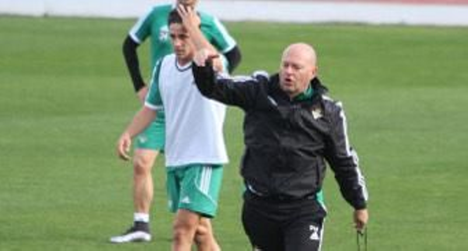 Pepe Mel da órdenes con Rubén Castro muy atento al fondo. / Belén Vargas