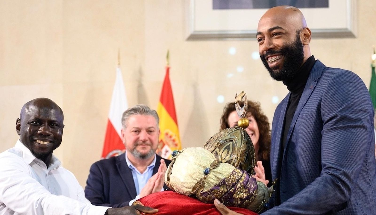 Moisés Cézar posa orgulloso con la corona de Baltasar