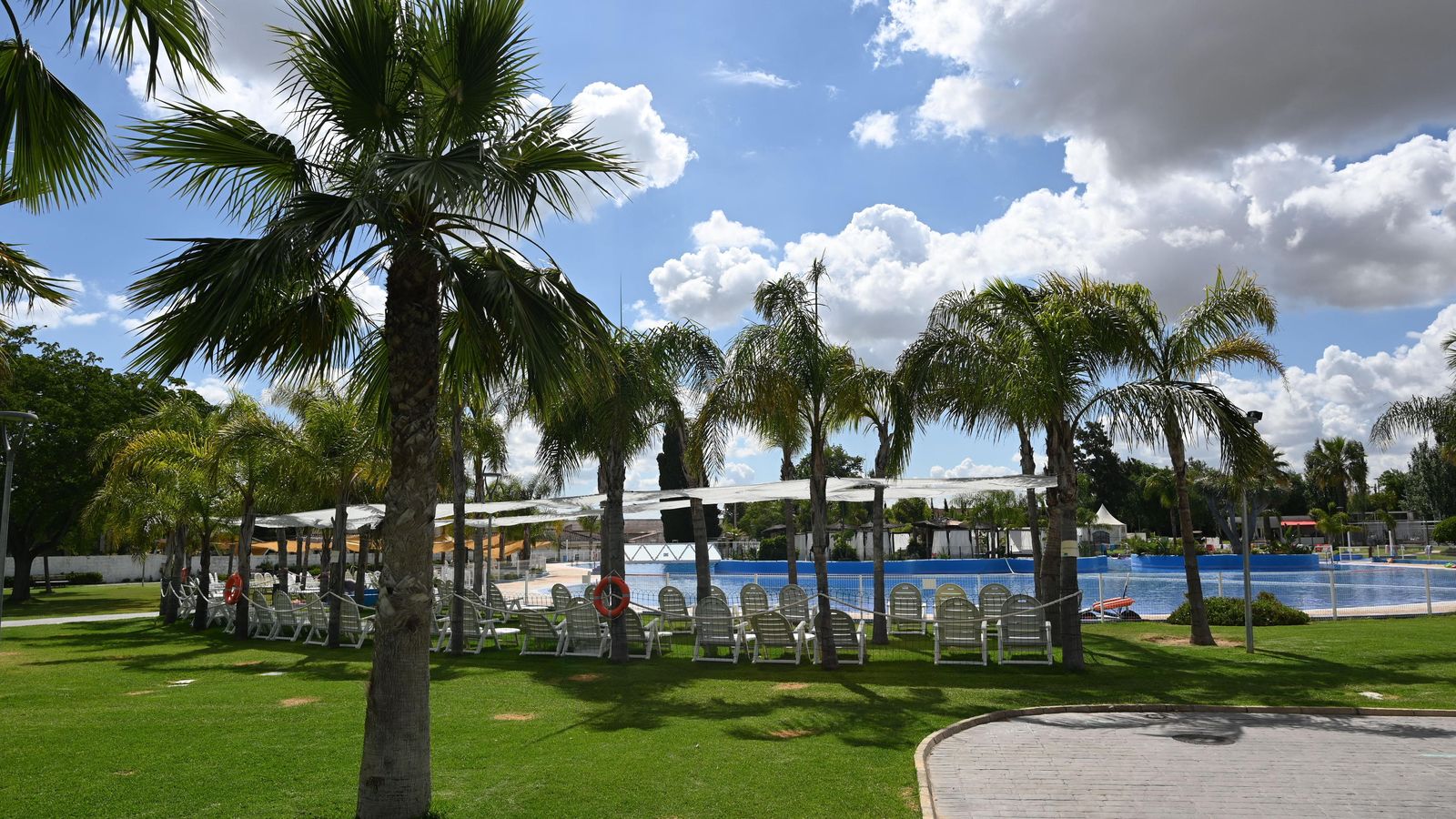 Imagen de la zona del lago de Arena Village.