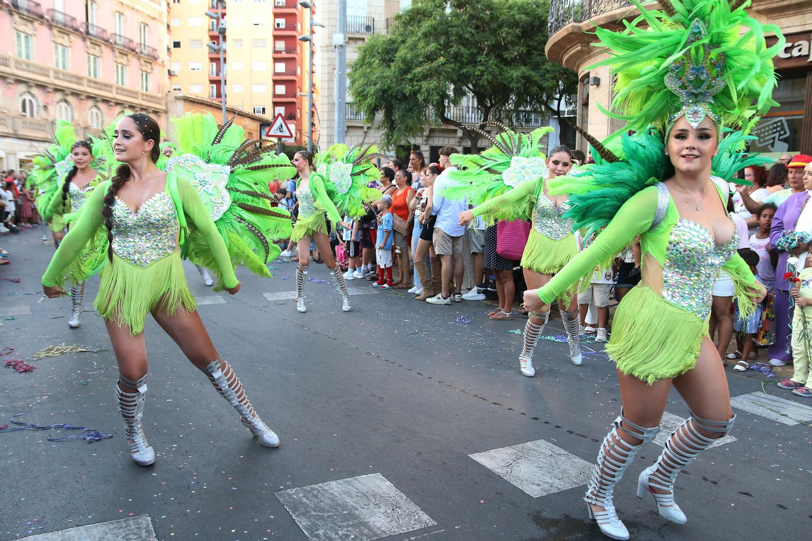 Las imágenes de la batalla de flores en la Feria de Almería 2023