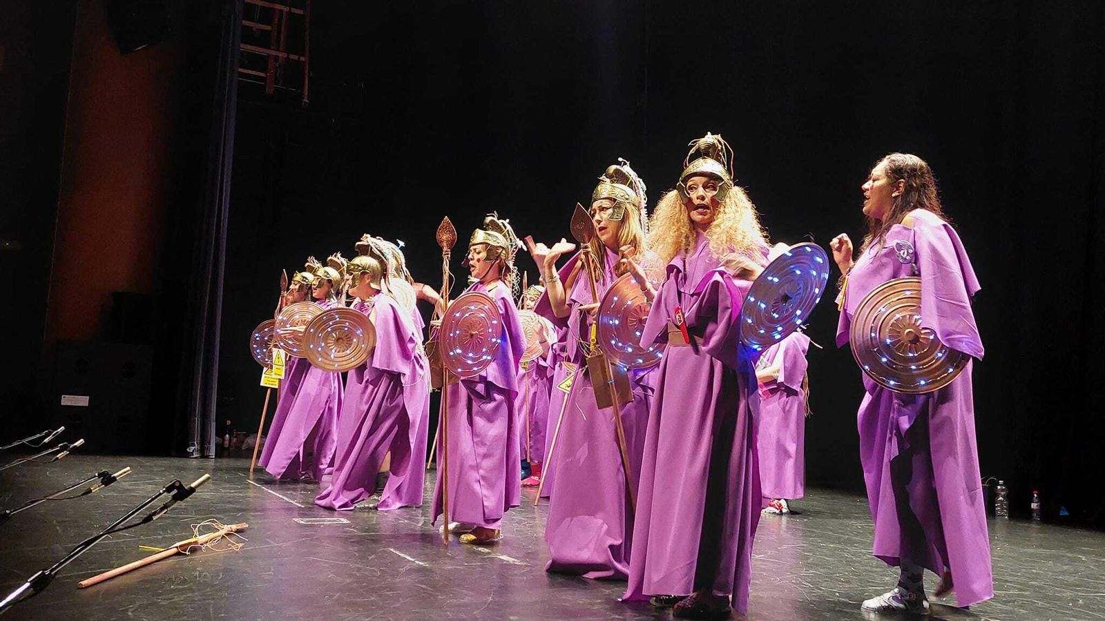 La Chirigota de Mujeres en el Teatro Moderno de Chiclana. La Chirigota de Mujeres en el Teatro Moderno de Chiclana.
