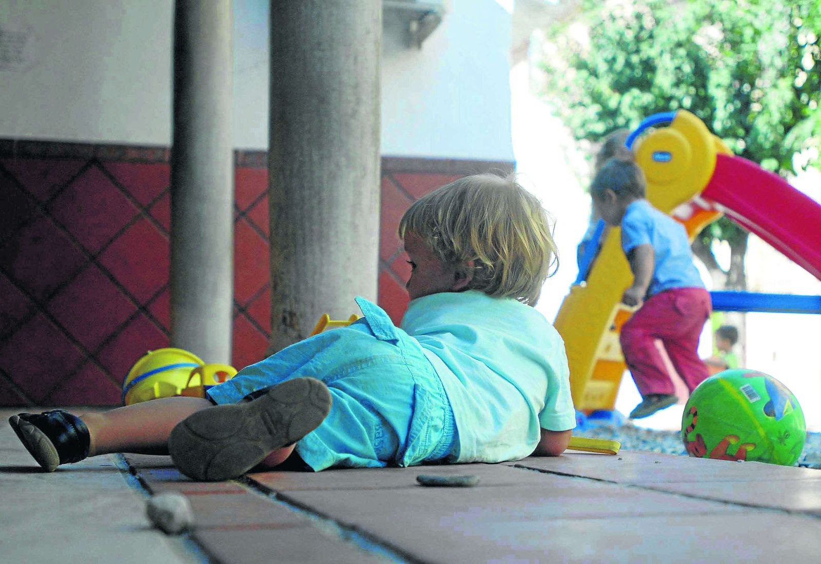 Niños juegan en el patio de una guardería.