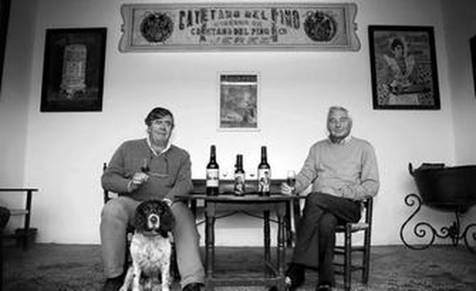 Gerardo del Pino junto a su primo, José Enrique Otte, en un rincón de la coqueta bodega.