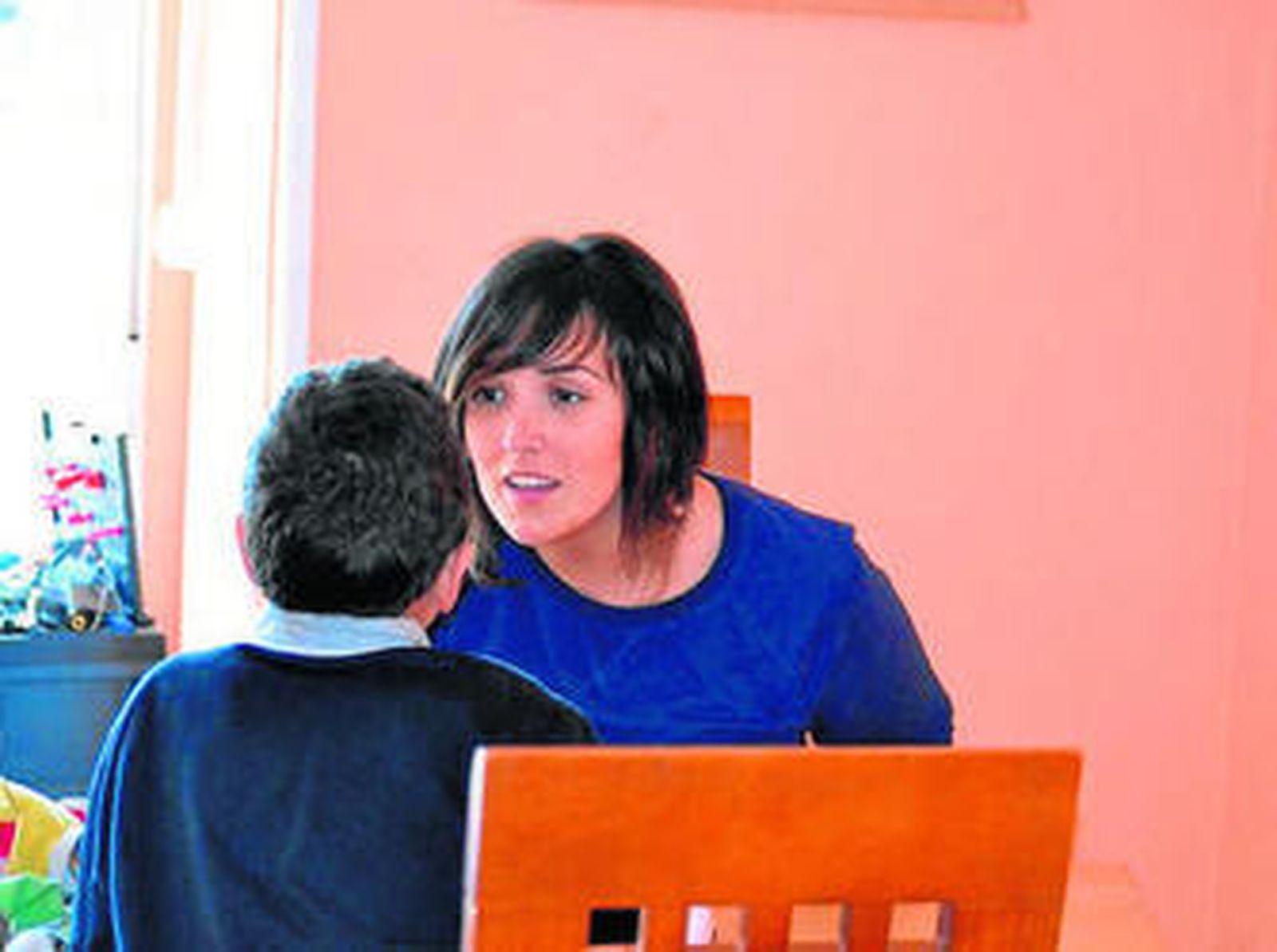 Estela Fernández con uno de sus usuarios, un niño de 7 años con TGD.