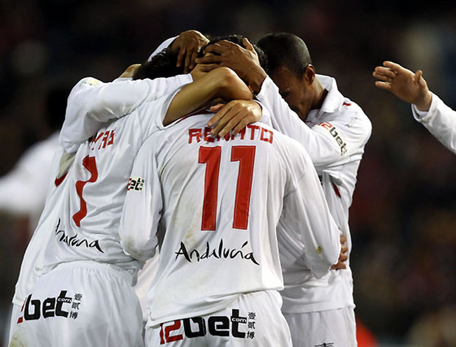 El Sevilla, que se adelantó en el marcador, salió derrotado del Calderón por un gol en propia puerta de Dragutinovic y otro de Antonio López en el 93.

Foto: Reuters / Afp Photo / Efe