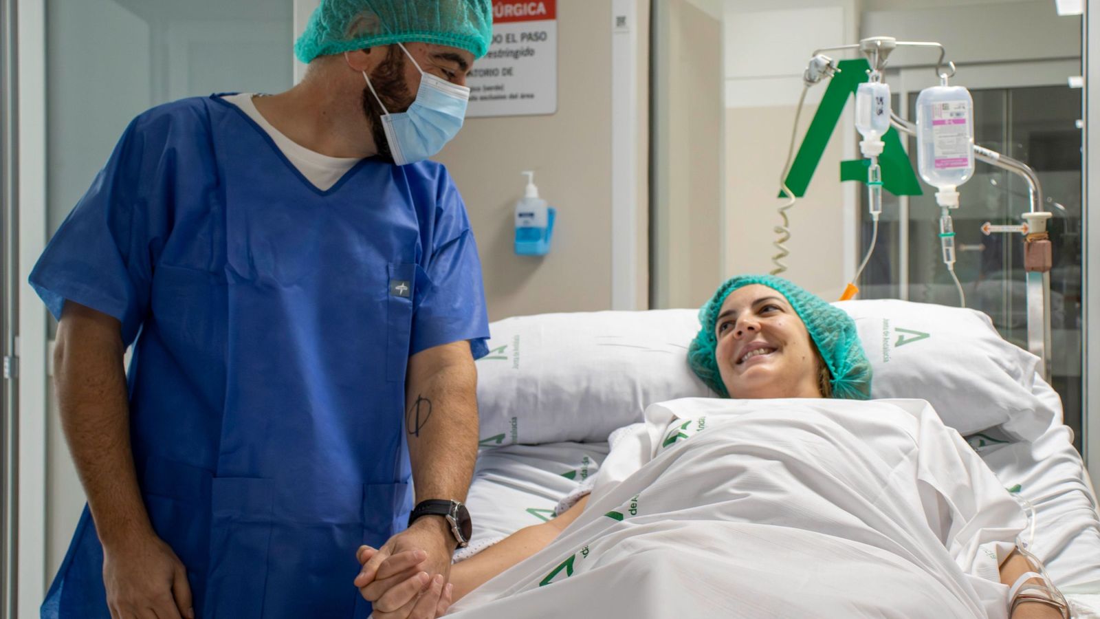 Una pareja antes de entrar en quirófano para una cesárea