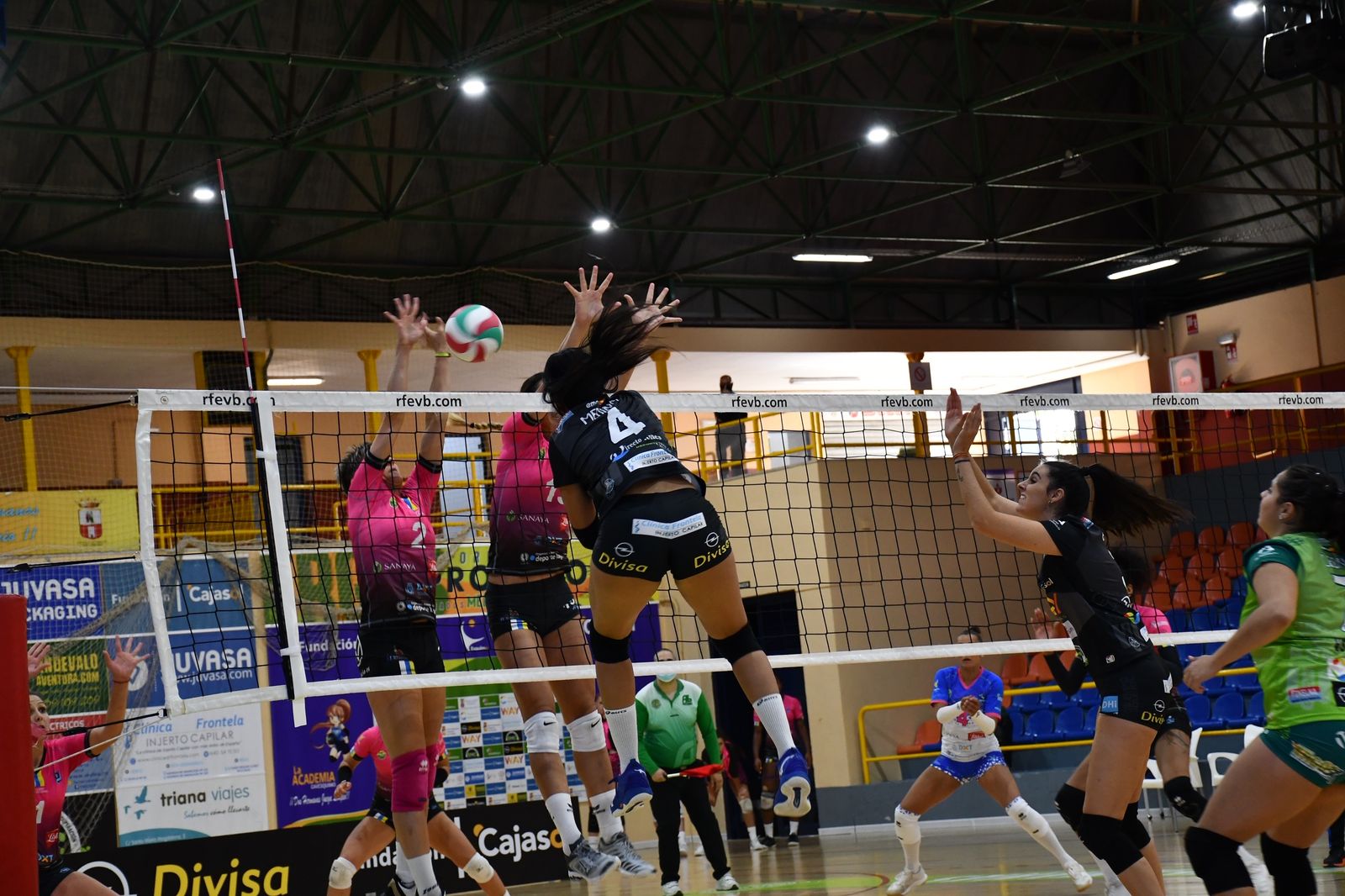 La jugadora del Cajasol Voley Medina remata ante el doble bloqueo del Haris.