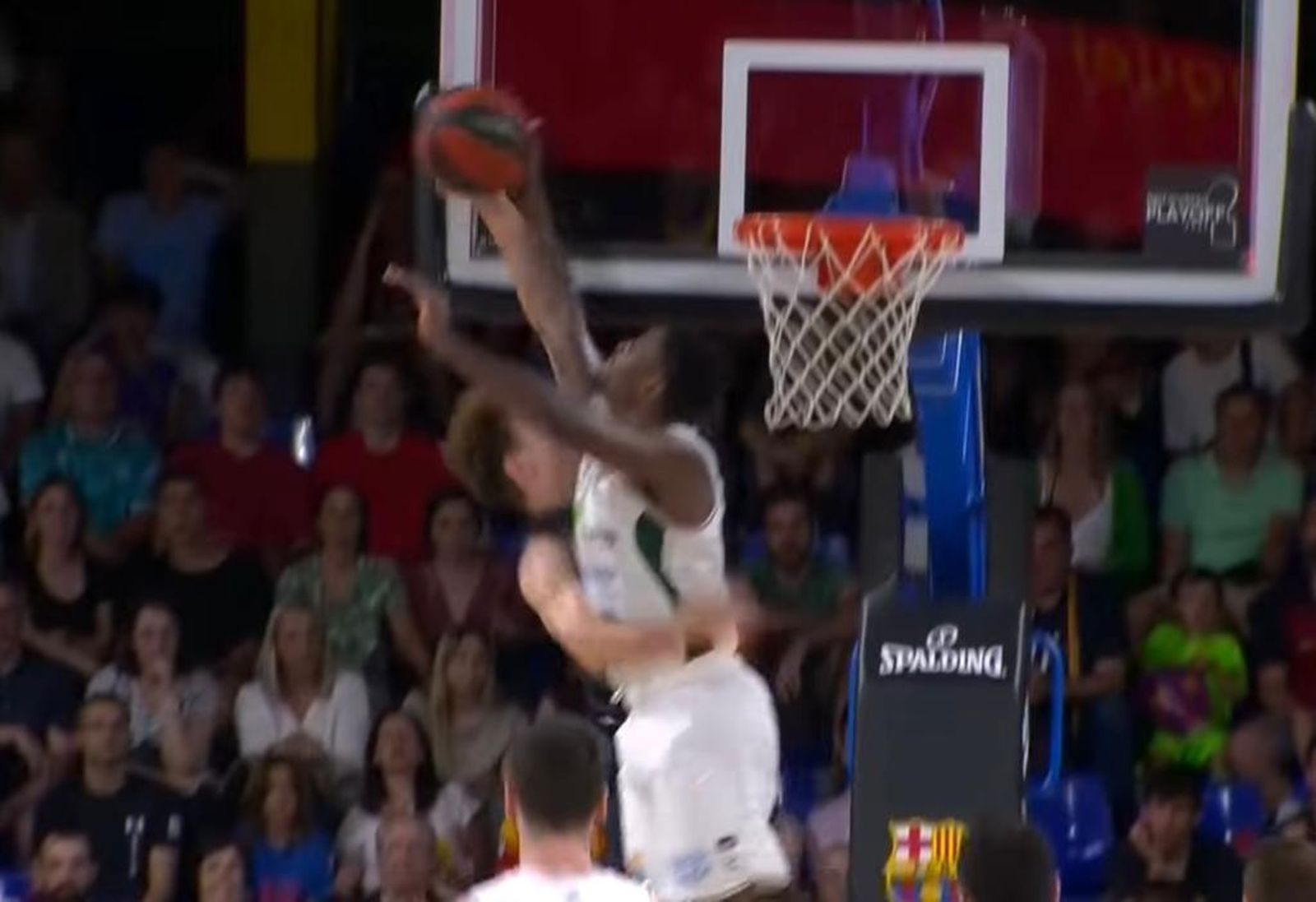 Ejim, justo en el momento del tapón a Jokubaitis.