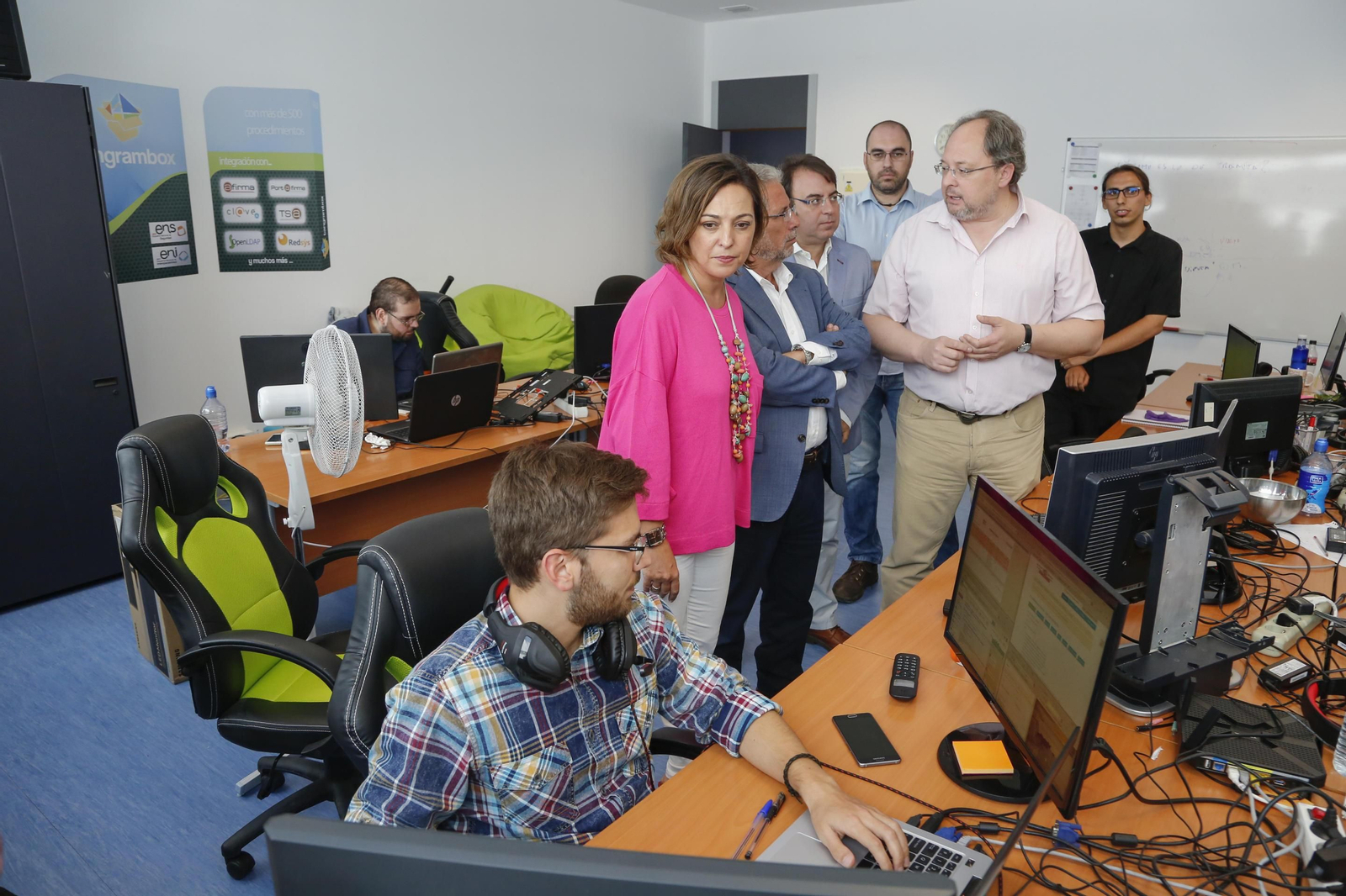 La alcaldesa, Isabel Ambrosio, visita junto al presidente de Rabanales 21, Manuel Pineda, una de las 66 empresas del complejo.