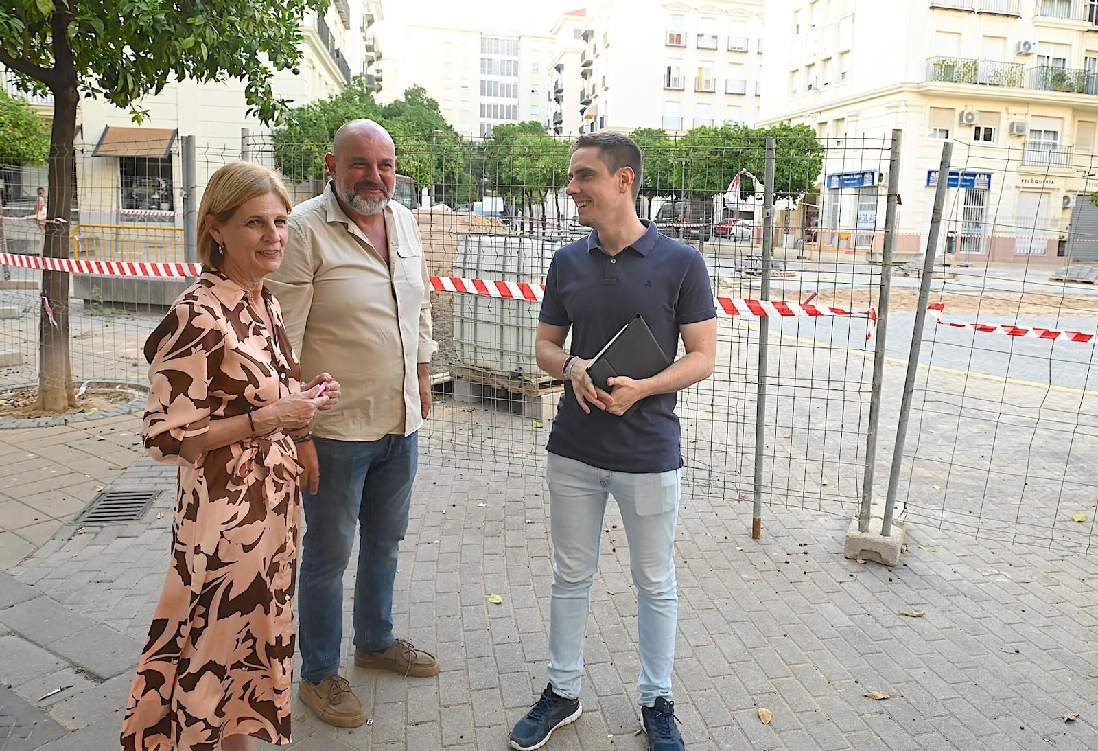 La alcaldesa, María José García-Pelayo, y el delegado Jaime Espinar, visitan las obras en Torres de Córdoba.
