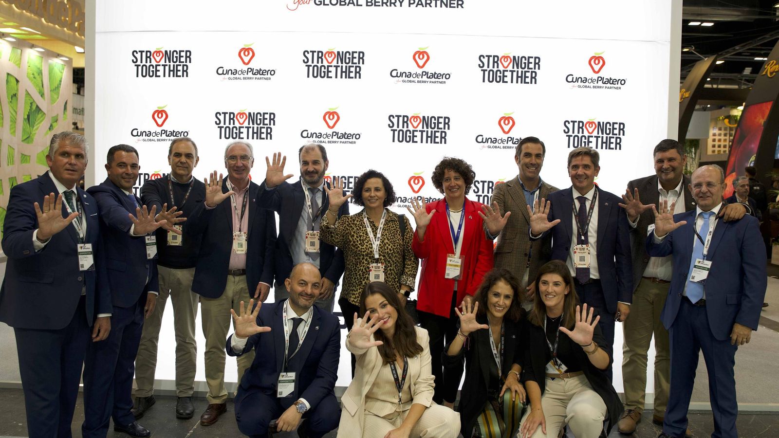 Cuna de Platero simbolizando con sus dedos los cinco años desde el Pacto Mundial de las Naciones Unidas.