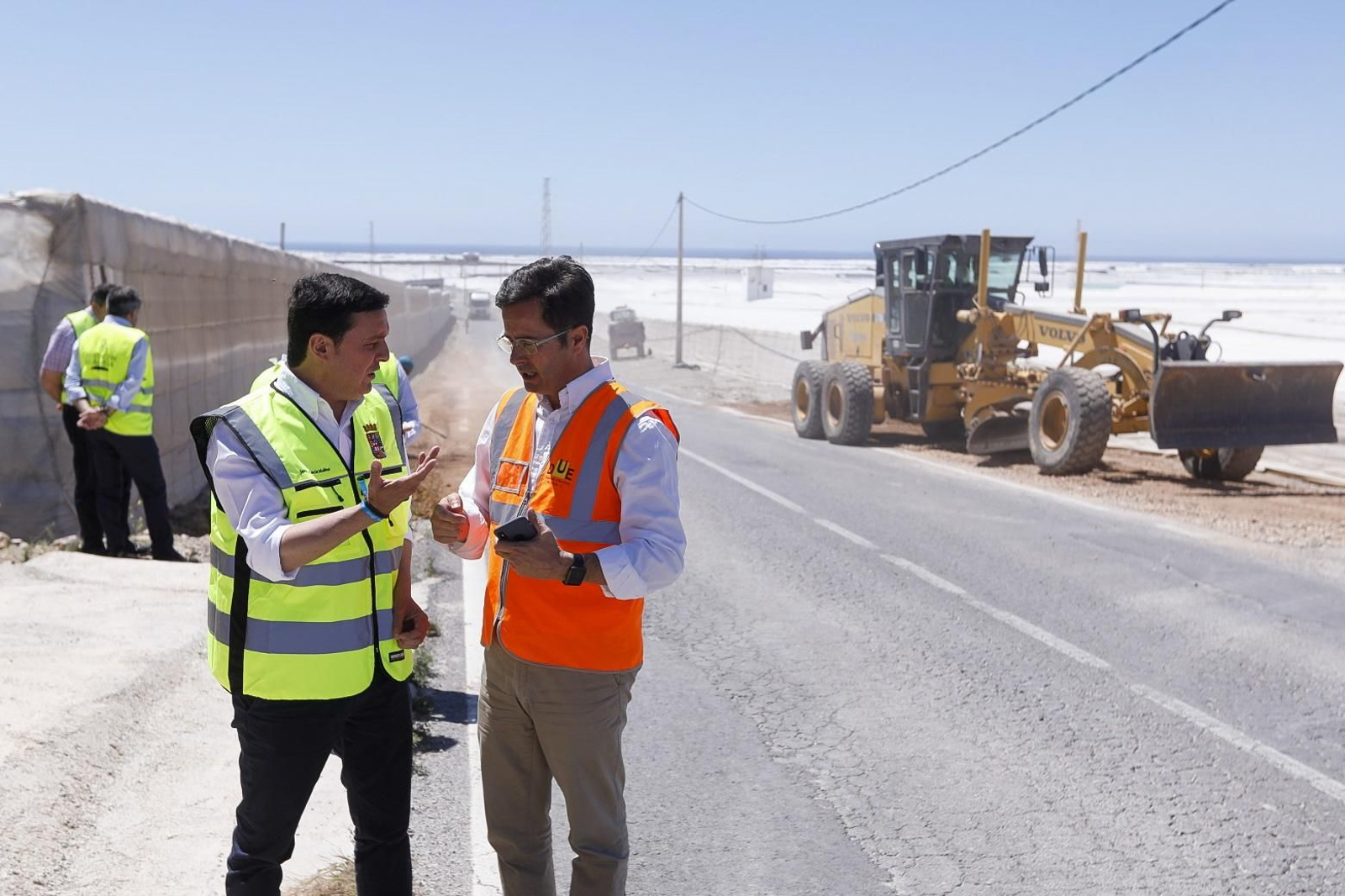 Javier A. García y Francisco Góngora en una visita a caminos rurales de El Ejido.