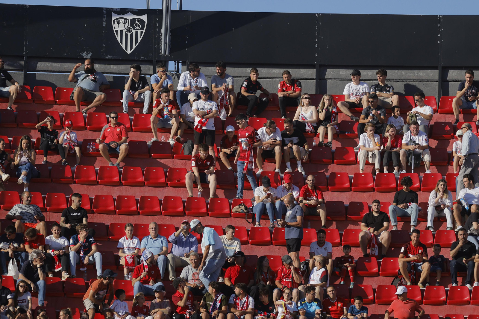 Búscate en las fotos del Sevilla-Español