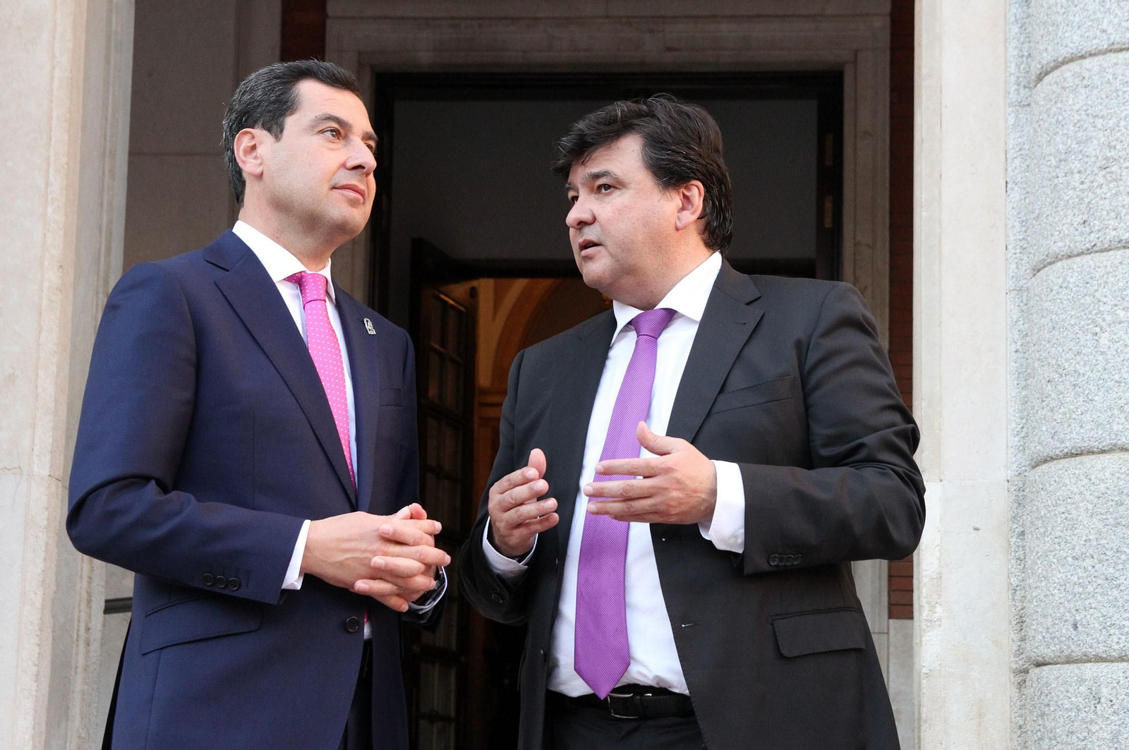 Juanma Moreno se reúne con Gabriel Cruz en el Ayuntamiento, en imágenes