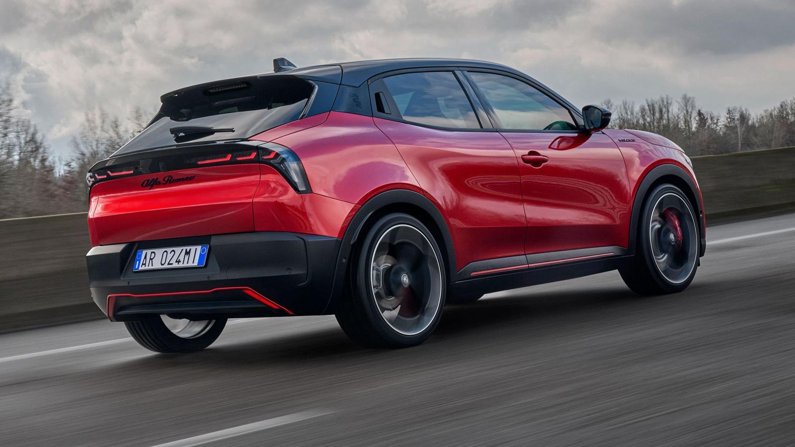 En la zona posterior del Junior, Alfa Romeo recupera un recurso aerodinámico de los años 60 del siglo pasado, la coda tronca. En la zona posterior del Junior, Alfa Romeo recupera un recurso aerodinámico de los años 60 del siglo pasado, la coda tronca.