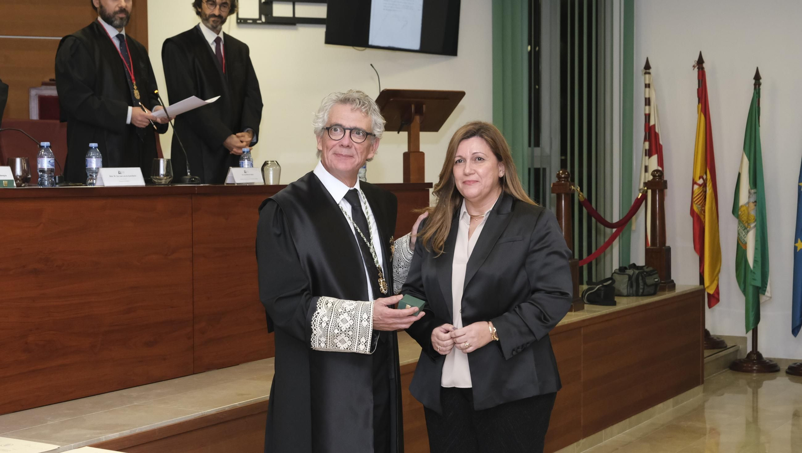 Entrega de insignias de 25 años de colegiado en el Colegio de Abogados de Almería, en imágenes